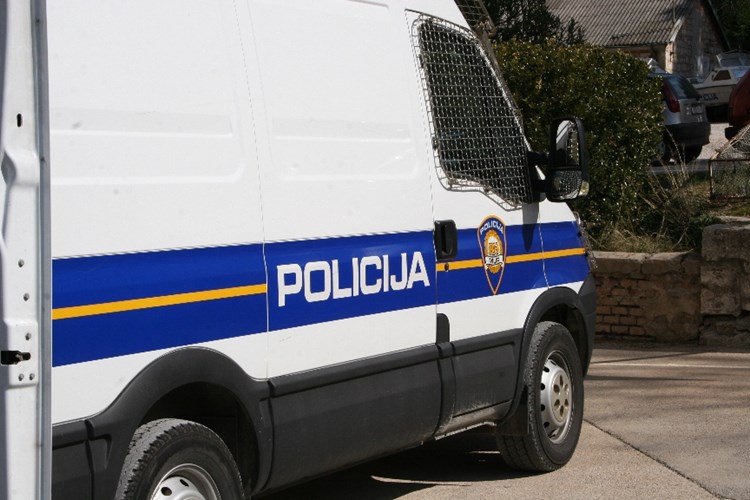Slika /2018/policijski auto marica.JPG